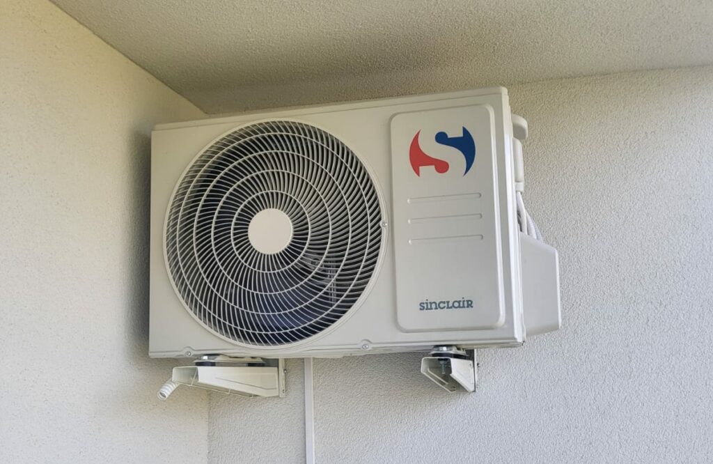 Jednostka zewnętrzna klimatyzacji Sinclair zamontowana przez KTI Technika Grzewcza